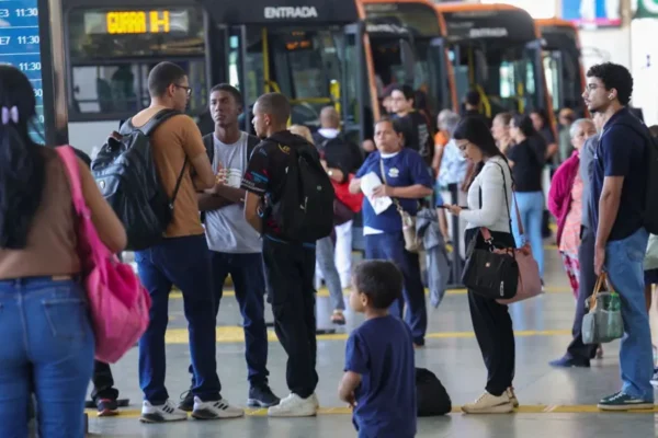 Setor de serviços fica estável em julho e sobe 2,4% em 12 meses — foto da reportagem original