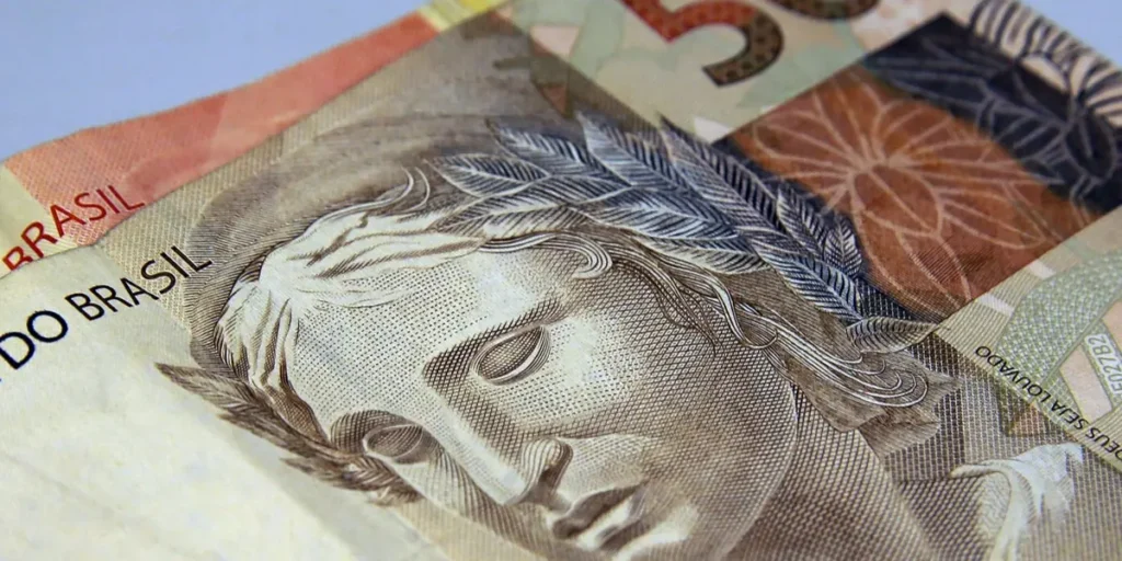 Brasileiros retiram R$ 10,5 bilhões da poupança em agosto — foto da reportagem original