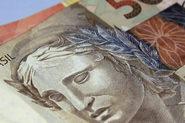 Brasileiros retiram R$ 10,5 bilhões da poupança em agosto — foto da reportagem original